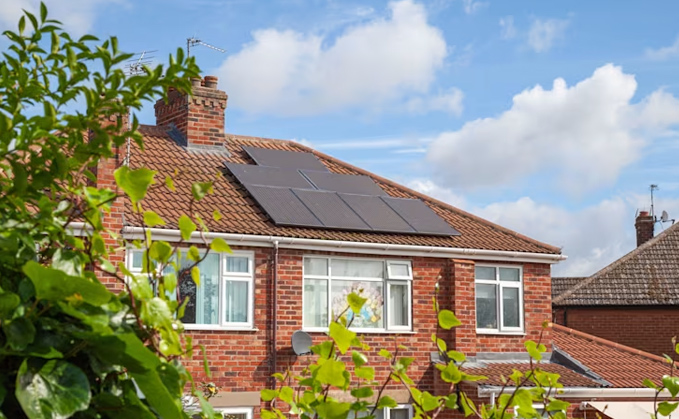 Record-installations-of-solar-panels-batteries-and-heat-pumps-so-far-in-2025